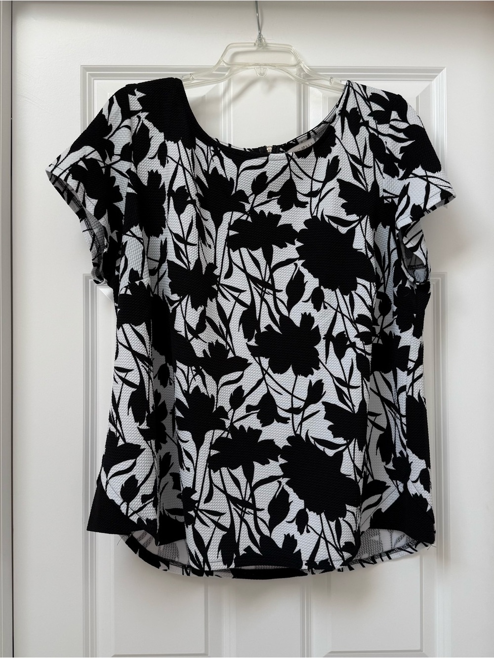 ROZ & ALI short sleeve bold floral print blouse with stretch. Size 2X